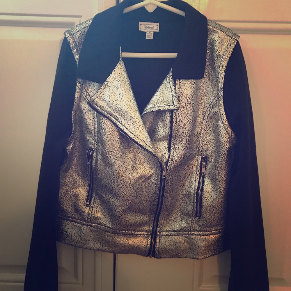Super adorable DSigned jacket. Girls size M(10-12)